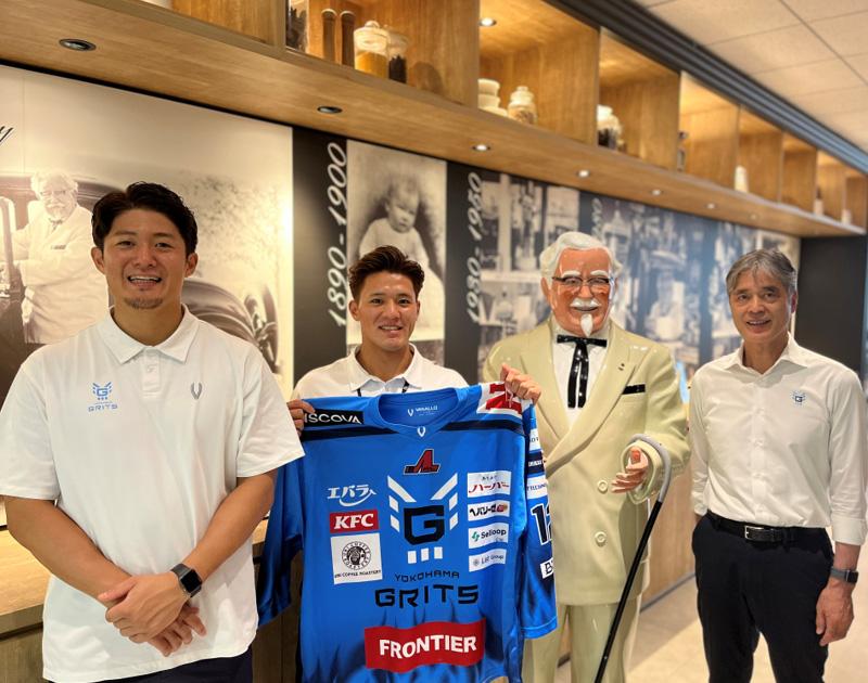 (左から)#14 大澤キャプテン、#12 運上選手、カーネル立像、岩本ヘッドコーチ